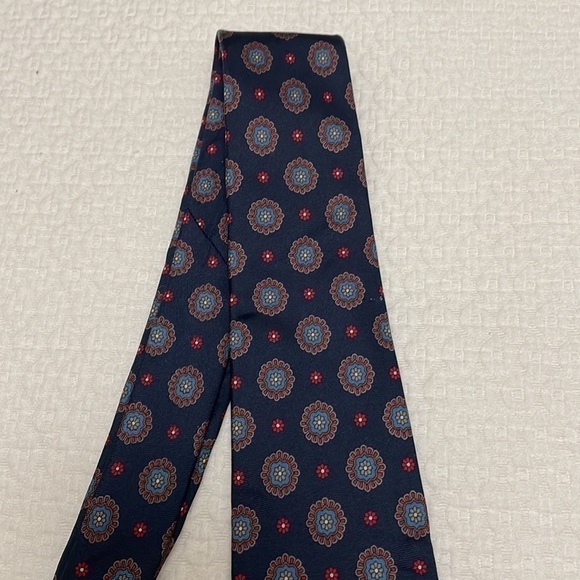 Christian Dior Navy Classic Medallion 100% Silk Tie—Great Looking! Excellent EUC - Picture 5 of 10